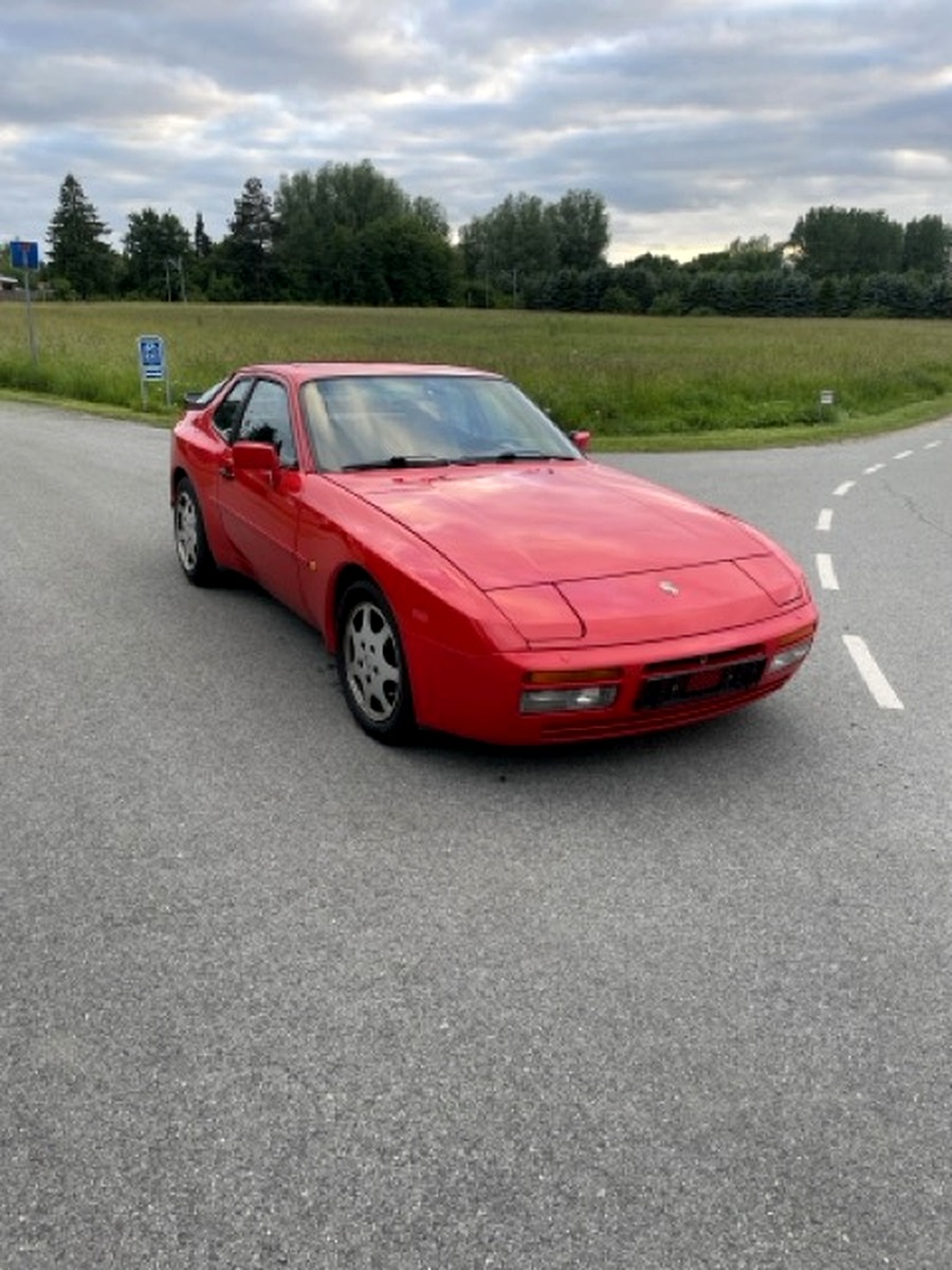 Rød Porsche set forfra på landevej – ren og glansfuld