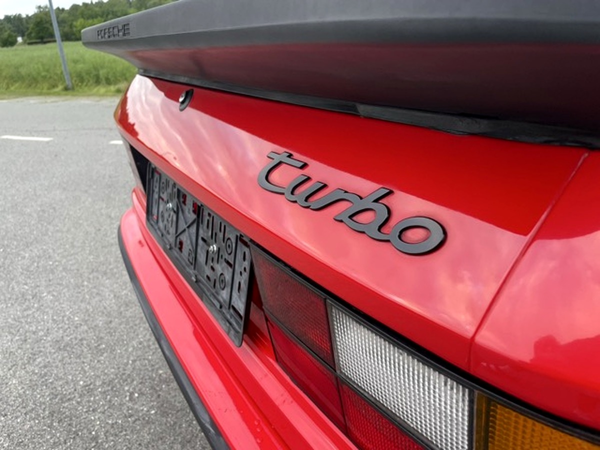Porsche Turbo-badge close-up efter bilvask