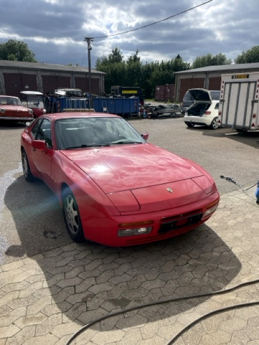 Rød Porsche 944 foran garager – klar til klargøring